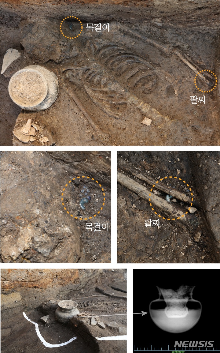 [서울=뉴시스] 2021년 월성 서성벽에서 출토된 여성 인골의 착장 유물과 토기 공헌 (사진=문화재청 제공) 2021.09.07. photo@newsis.com