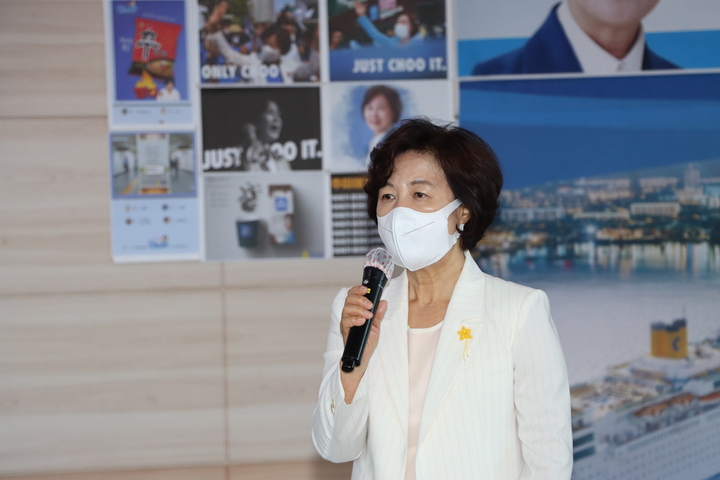 [포항=뉴시스] 강진구 기자 =추미애 더불어민주당 대선 예비후보가 지난 6일 오후 경북 포항시를 방문해 TK지역 표심잡기에 나섰다.(사진=더불어민주당 제공) 2021.09.06.photo@newsis.com *재판매 및 DB 금지