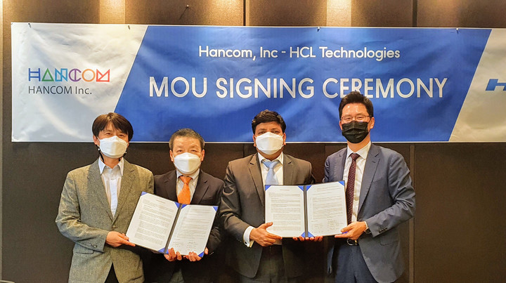 [서울=뉴시스]오른쪽부터 김대기 한글과컴퓨터 부사장, 하레쉬 쿼텀 HCL테크놀로지 한국사업개발 리더, 문준호 HCL테크놀로지 한국지사장, 손찬주 한글과컴퓨터 이사. (사진=한글과컴퓨터 제공)
