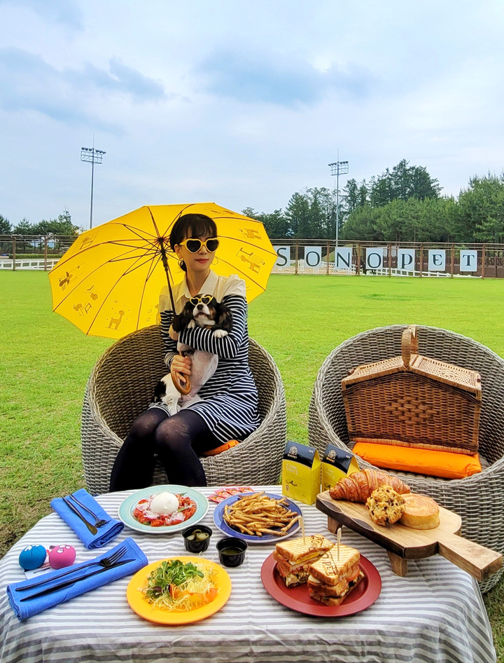 강원 홍천군 '소노펫클럽앤리조트'에서 '펫캉스'를 즐기는 반려인과 반려견 *재판매 및 DB 금지