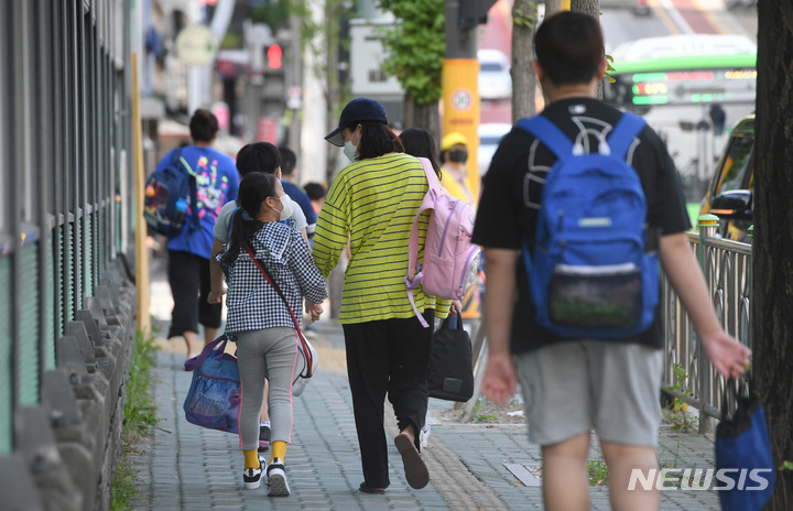 [서울=뉴시스] 백동현 기자 = 본격적인 등교가 확대된 6일 오전 서울 강북구 번동초등학교에 학생들이 등교하고 있다. 지난달 9일 교육부가 발표한 '단계적 등교 확대 방안'에 따라 이날부터 거리두기 4단계 지역에서 유치원과 고등학교는 전면 등교할 수 있고 초등학교 1·2학년은 전원, 3~6학년은 2분의 1 이하, 중학교는 3분의 2까지 등교할 수 있다. (공동취재사진) 2021.09.06. photo@newsis.com