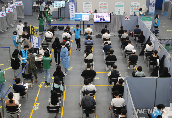 [서울=뉴시스] 고승민 기자 = 지난 6일 서울 송파구 체육문화센터에 마련된 예방접종센터에서 시민들이 접종을 하고 있다. 인구 대비 접종률은 1차 접종이 58.4%, 접종 완료가 34.6%다. 18세 이상 기준으로는 접종 완료가 40.2%다. 2021.09.06. kkssmm99@newsis.com