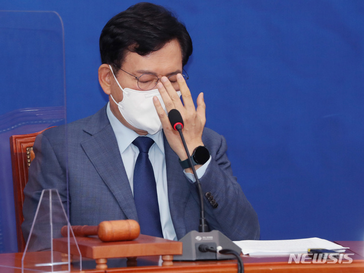 [서울=뉴시스] 최동준 기자 = 송영길 더불어민주당 대표가 6일 서울 여의도 국회에서 열린 최고위원회의에서 참석자들 발언을 듣고 있다. (공동취재사진) 2021.09.06. photo@newsis.com