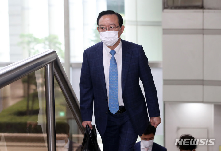 [서울=뉴시스] 김선웅 기자 = 송철호 울산시장이 지난달 6일 오전 서울 서초구 서울중앙지법에서 열린 청와대 하명수사 및 선거개입 의혹 8차 공판에 출석하고 있다. 2021.09.06. mangusta@newsis.com