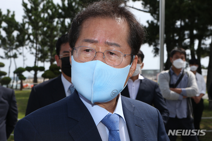 [강릉=뉴시스] 김경목 기자 = 6일 오전 '모래시계 검사'인 홍준표 국민의힘 대선 경선 후보가 강원도 강릉시 정동진 모래시계공원에서 인터뷰를 하고 있다. 2021.09.06. photo31@newsis.com