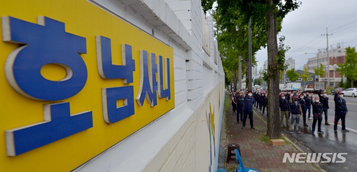 [광주=뉴시스] 변재훈 기자 = 민주노총 화물연대 파리바게뜨분회 화물차주들이 3일 오전 광주 광산구 호남샤니 공장 앞에서 결의대회를 열고 '증차에 따른 운송 노선 재조정' 합의 이행을 촉구하는 한편, 경찰의 강경 진압을 규탄하고 있다. 노조는 지난 2일 오후 11시부터 공장 입구에서 대체 운송차량 입·출차를 막으려다 경찰과 물리적 충돌을 빚었다. 2021.09.07. wisdom21@newsis.com