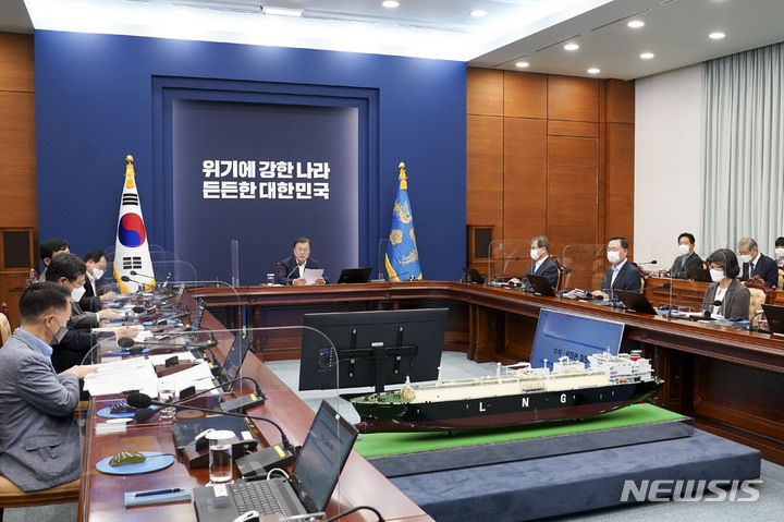 [서울=뉴시스] 김진아 기자 = 문재인 대통령이 6일 청와대에서 조선산업 성과와 재도약 전략을 의제로 열린 수석보좌관회의에서 발언하고 있다. 2021.09.06. bluesoda@newsis.com