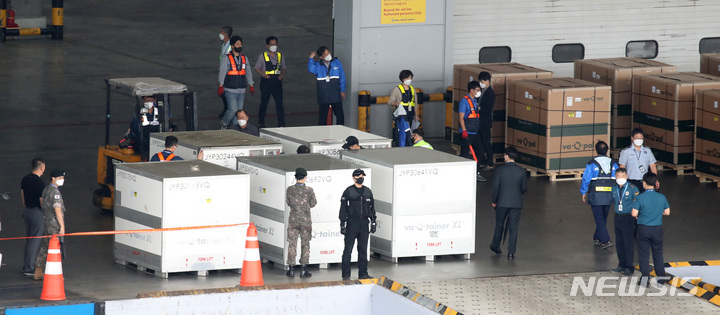 [인천공항=뉴시스] 조수정 기자 = 6일 오후 인천공항 화물터미널에 도착한 코로나19 모더나 백신 255만2000회분을 수송 관계자들이 수송차량에 싣고 있다. 2021.09.06. chocrystal@newsis.com