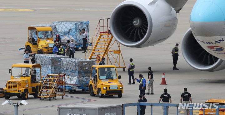 [인천공항=뉴시스] 조수정 기자 = 6일 오후 인천공항 화물터미널에 도착한 코로나19 모더나 백신 255만2000회분을 수송 관계자들이 차량으로 이동시키고 있다. 2021.09.06. chocrystal@newsis.com