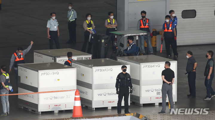 [인천공항=뉴시스] 조수정 기자 = 6일 오후 인천공항 화물터미널에 도착한 코로나19 모더나 백신 255만2000회분을 수송 관계자들이 수송차량에 싣고 있다. 2021.09.06. chocrystal@newsis.com