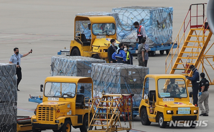 [인천공항=뉴시스] 조수정 기자 = 6일 오후 인천공항 화물터미널에 도착한 코로나19 모더나 백신 255만2000회분을 수송 관계자들이 화물기에서 내려 차량으로 이동시키고 있다. 2021.09.06. chocrystal@newsis.com