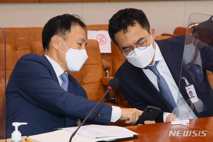 [서울=뉴시스] 최동준 기자 = 류혁 법무부 감찰관(왼쪽)과 구자현 검찰국장이 지난 2021년 9월6일 서울 여의도 국회 법제사법위원회에서 열린 '윤석열 전 검찰총장의 고발 사주 의혹'과 관련한 현안 질의를 위한 전체회의에서 대화하고 있다. (공동취재사진) 2021.09.06. photo@newsis.com