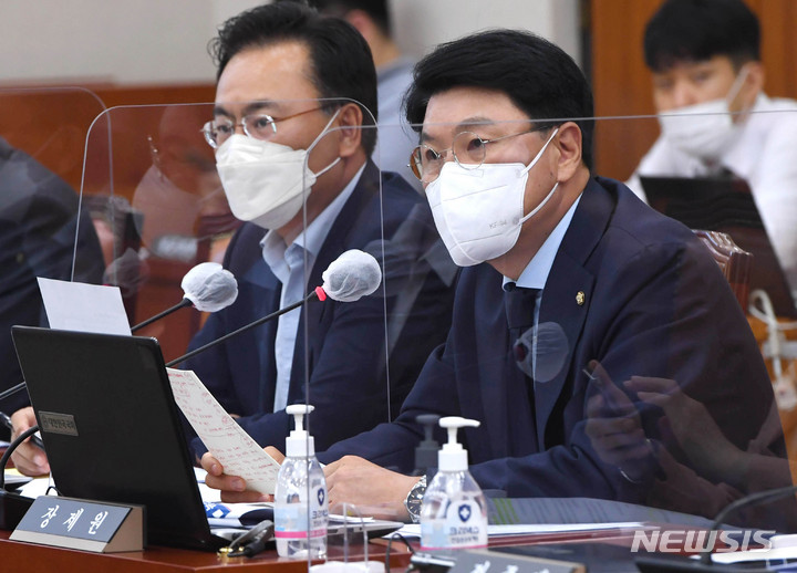 [서울=뉴시스] 최동준 기자 = 장제원 국민의힘 의원이 6일 서울 여의도 국회 법제사법위원회에서 열린 '윤석열 전 검찰총장의 고발 사주 의혹' 관련 현안 질의를 위한 전체회의에서 박범계 법무부 장관에게 질의하고 있다. (공동취재사진) 2021.09.06. photo@newsis.com