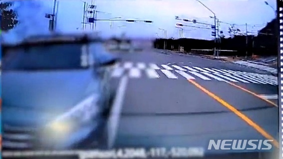 [대구=뉴시스] 이지연 기자 = 고의로 차량 사고를 내고 보험금을 타낸 일당이 경찰에 검거됐다. 사진은 보험사기 일당이 좌회전 차량을 충돌하는 모습. (사진=대구경찰청 제공) 2021.09.07. photo@newsis.com