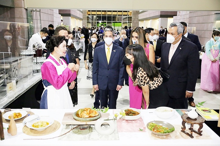 [광주=뉴시스] 송창헌 기자 =세계김치연구소와 한식진흥원이 지난 2일부터 이틀간 온두라스 테구시갈파에서 중미경제통합은행(CABEI) 특별초청으로 마련한 한식 만찬과 김치·장류 전시회에서 이하연 김치명인이 CABEI 총재와 외교사절들에게 김치에 대해 설명하고 있다. (사진=세계김치연구소 제공) 2021.09.07 photo@newsis.com  *재판매 및 DB 금지