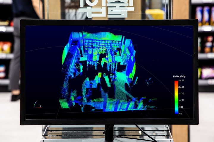 [서울=뉴시스]이마트24는 오는 8일 서울 강남구 스타필드 코엑스몰에 '스마트 코엑스점'을 연다. 매장에 적용한 기술로 고객 3D 행동을 인식하는 장면. (사진=이마트24 제공). 2021.09.07. photo@newsis.com *재판매 및 DB 금지