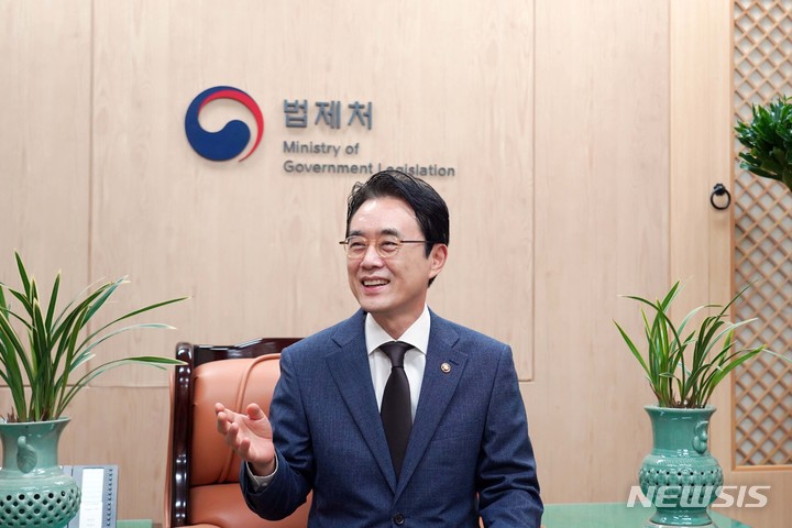 [서울=뉴시스]이강섭 법제처장. (사진=법제처 제공) 2021.09.07