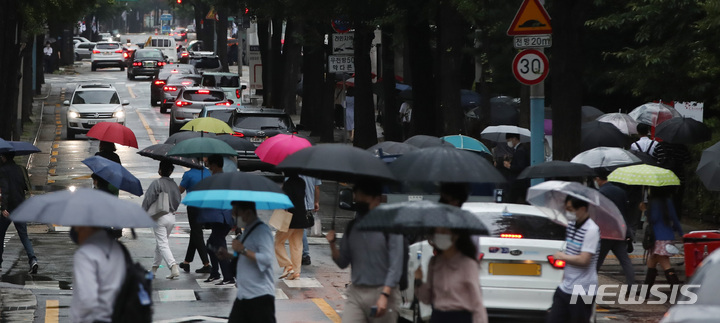 [서울=뉴시스] 조수정 기자 = 이슬이 맺히는 절기 '백로'인 7일 오전 서울 광화문 인근에서 시민들이 가을비 속에서 출근길 발걸음을 재촉하고 있다. 2021.09.07. chocrystal@newsis.com