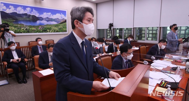 [서울=뉴시스] 전신 기자 =지난 7일 이인영 통일부 장관이 서울 여의도 국회에서 열린 외교통일위원회 전체회의에서 발언하고 있다. (공동취재사진) 2021.09.07. photo@newsis.com