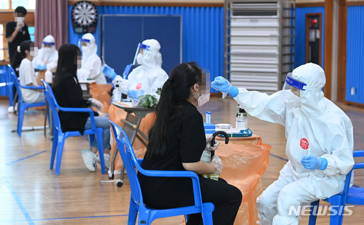 [광주=뉴시스] 류형근 기자 = 7일 오전 광주 북구의 모 중학교 강당에서 방역당국이 학생들을 대상으로 코로나19 전수검사를 하고 있다. 2021.09.07. hgryu77@newsis.com