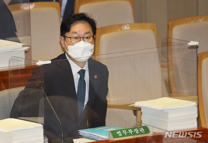 [서울=뉴시스] 최진석 기자 = 박범계 법무부 장관이 7일 서울 여의도 국회에서 열린 예산결산특별위원회 전체회의에 참석하고 있다. (공동취재사진) 2021.09.07. photo@newsis.com