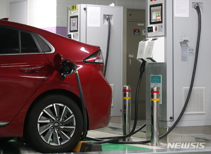 [횡성=뉴시스] 전기자동차 충전 모습. (사진=뉴시스 DB). photo@newsis.com