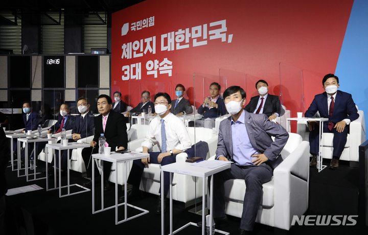 [서울=뉴시스] 최진석 기자 = 7일 오후 서울 강서구 ASSA빌딩 방송스튜디오에서 열린 국민의힘 대선 경선 후보 '체인지 대한민국, 3대 약속' 발표회에서 12명의 대선주자들이 대기석에서 자리하고 있다. 2021.09.07. photo@newsis.com