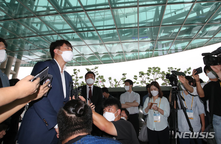 [서귀포=뉴시스] 우장호 기자 = 국민의힘 이준석 대표가 7일 제주 서귀포시 제주국제컨벤션센터(ICC제주)에서 열린 제8회 국제전기자동차엑스포(IEVE)에 참석하기 전 취재진을 만나 답변하고 있다. 2021.09.07. woo1223@newsis.com