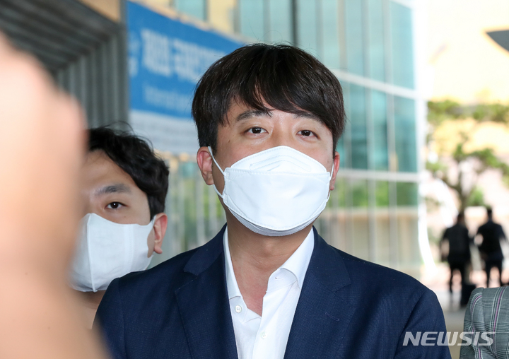 [서귀포=뉴시스] 우장호 기자 = 국민의힘 이준석 대표가 7일 제주 서귀포시 제주국제컨벤션센터(ICC제주)에서 열린 제8회 국제전기자동차엑스포(IEVE)에 참석하기 전 취재진을 만나 답변하고 있다. 2021.09.07. woo1223@newsis.com