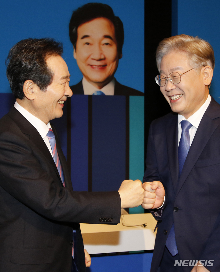 [대구=뉴시스] 이무열 기자 = 정세균 전 국무총리와 이재명 더불어민주당 대선후보. 사진은 지난 9월 경선 토론 모습. 2021.09.07. lmy@newsis.com