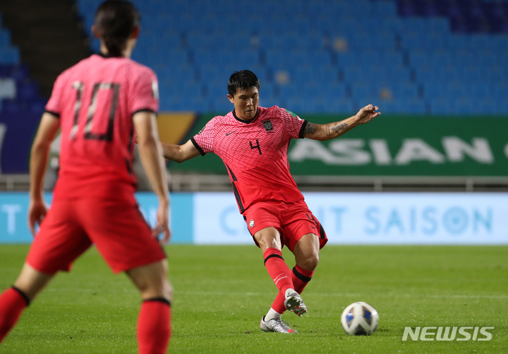 [수원=뉴시스] 정병혁 기자 = 7일 오후 경기 수원시 수원월드컵경기장에서 열린 '2022 FIFA 카타르 월드컵 아시아지역 최종예선 A조 2차전' 대한민국과 레바논의 경기, 대한민국 김민재가 패스하고 있다. 2021.09.07. jhope@newsis.com