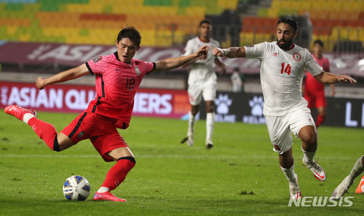 [수원=뉴시스] 정병혁 기자 = 7일 오후 경기 수원시 수원월드컵경기장에서 열린 '2022 FIFA 카타르 월드컵 아시아지역 최종예선 A조 2차전' 대한민국과 레바논의 경기, 대한민국 이동경이 슛을 하고 있다. 2021.09.07. jhope@newsis.com