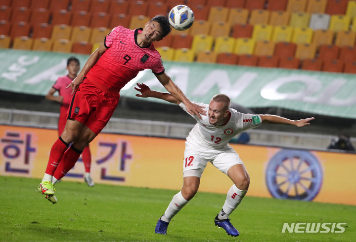 [수원=뉴시스] 정병혁 기자 = 7일 오후 경기 수원시 수원월드컵경기장에서 열린 '2022 FIFA 카타르 월드컵 아시아지역 최종예선 A조 2차전' 대한민국과 레바논의 경기, 대한민국 조규성이 헤더슛을 하고 있다. 2021.09.07. jhope@newsis.com
