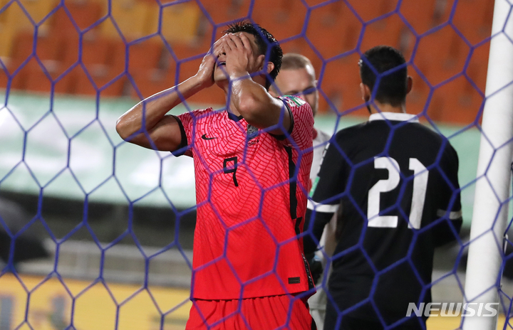 [수원=뉴시스] 정병혁 기자 = 7일 오후 경기 수원시 수원월드컵경기장에서 열린 '2022 FIFA 카타르 월드컵 아시아지역 최종예선 A조 2차전' 대한민국과 레바논의 경기, 대한민국 조규성이 슛을 실패하자 얼굴을 부여잡고 있다. 2021.09.07. jhope@newsis.com