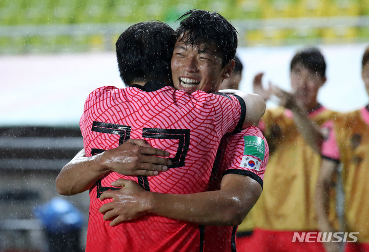 [수원=뉴시스] 백동현 기자 = 7일 오후 경기 수원시 수원월드컵경기장에서 열린 '2022 FIFA 카타르 월드컵 아시아지역 최종예선 A조 2차전' 대한민국과 레바논의 경기, 도움을 기록한 황희찬이 득점한 권창훈과 함께 기뻐하고 있다. 2021.09.07. livertrent@newsis.com