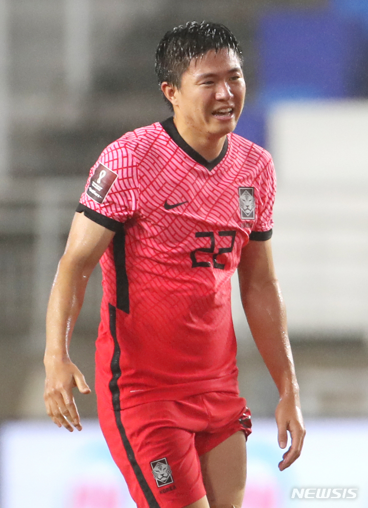 [수원=뉴시스] 정병혁 기자 = 7일 오후 경기 수원시 수원월드컵경기장에서 열린 '2022 FIFA 카타르 월드컵 아시아지역 최종예선 A조 2차전' 대한민국과 레바논의 경기, 결승골을 넣은 대한민국 권창훈이 미소를 짓고 있다. 2021.09.07. jhope@newsis.com