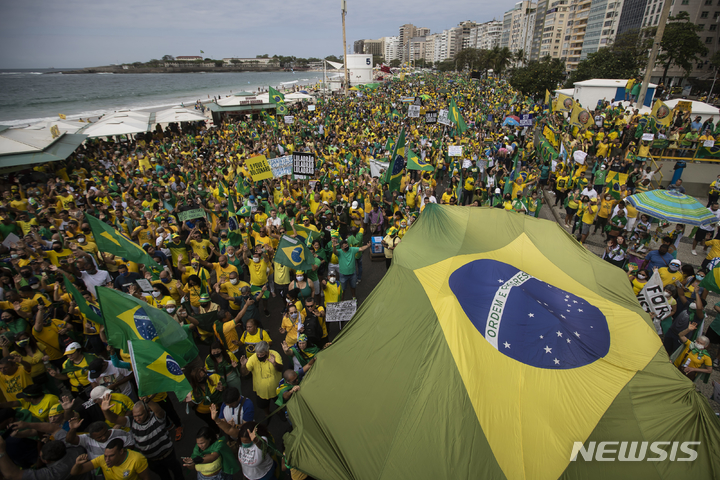 [리우데자네이루(브라질)=AP/뉴시스]7일 브라질의 리우데자네이루의 관광지 코파카바나 해변을 메운 보우소나루 지지 시위대.  