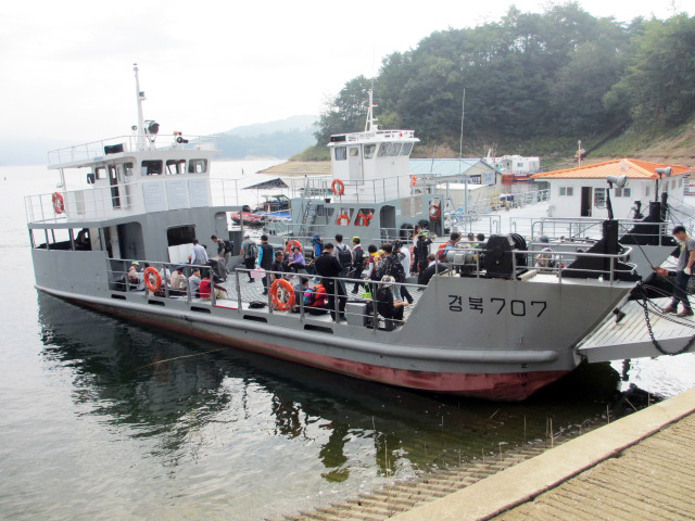 안동·임하호 추석 성묘객들이 관공선에 오르고 있다. (사진=안동시 제공) *재판매 및 DB 금지