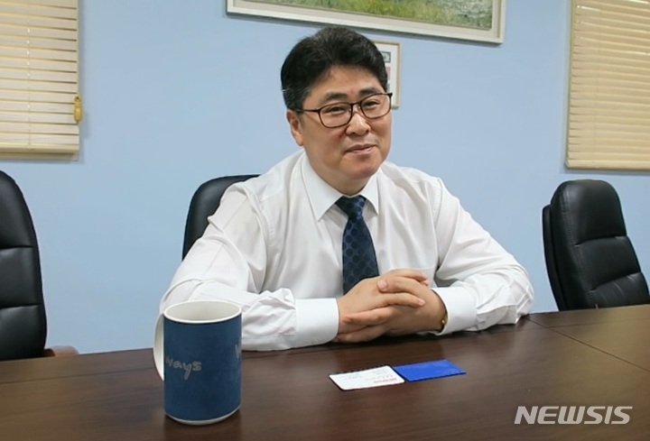  [서울=뉴시스]김임준 진코스텍 대표가 경기 안산시 사무실에서 뉴시스 취재진과 인터뷰하고 있다.