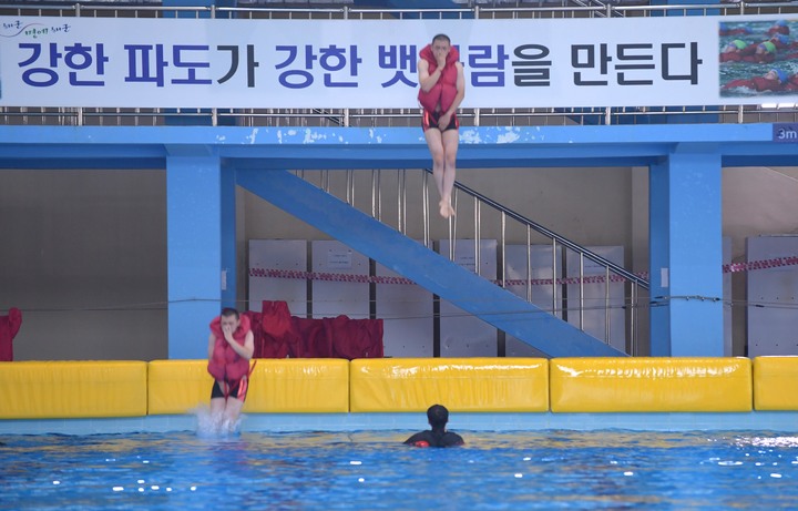 [창원=뉴시스] 강경국 기자 = 제677기 해군병 전투수영훈련이 해군교육사령부 내 전투수영훈련장에서 지난 6일부터 9일까지 실시된다. (사진=해군교육사령부 제공). 2021.09.08. photo@newsis.com *재판매 및 DB 금지