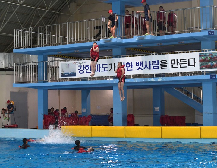 [창원=뉴시스] 강경국 기자 = 제677기 해군병 전투수영훈련이 해군교육사령부 내 전투수영훈련장에서 지난 6일부터 9일까지 실시된다. (사진=해군교육사령부 제공). 2021.09.08. photo@newsis.com *재판매 및 DB 금지