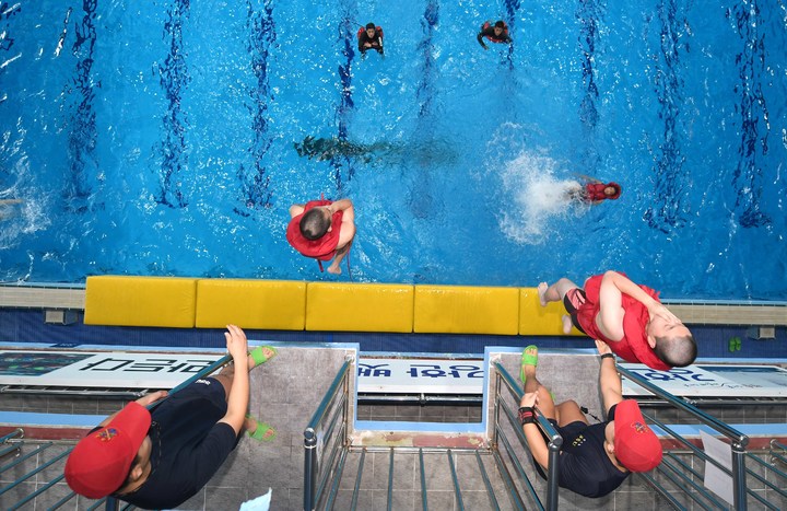 [창원=뉴시스] 강경국 기자 = 제677기 해군병 전투수영훈련이 해군교육사령부 내 전투수영훈련장에서 지난 6일부터 9일까지 실시된다. (사진=해군교육사령부 제공). 2021.09.08. photo@newsis.com *재판매 및 DB 금지