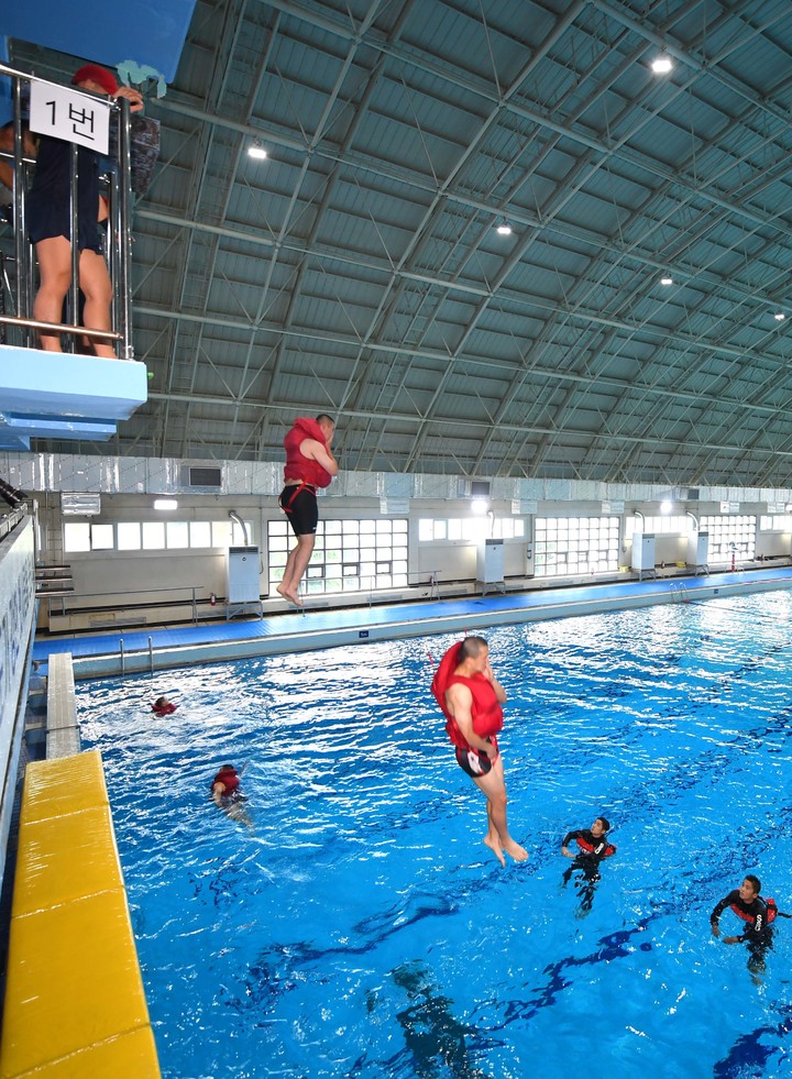 [창원=뉴시스] 강경국 기자 = 제677기 해군병 전투수영훈련이 해군교육사령부 내 전투수영훈련장에서 지난 6일부터 9일까지 실시된다. (사진=해군교육사령부 제공). 2021.09.08. photo@newsis.com *재판매 및 DB 금지