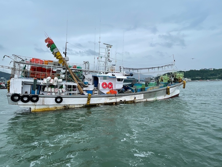 페기물 무단 투기 의심 어선. (사진=여수해경 제공) *재판매 및 DB 금지