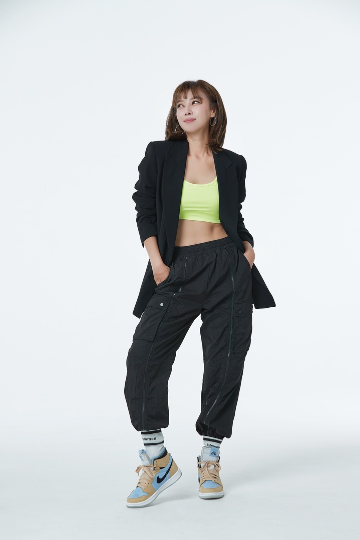 [서울=뉴시스]CJ온스타일은 오는 11일부터 매주 토요일 오후 7시30분 애슬레저 경향을 녹인 스포츠 패션 코디를 중점 선보이는 프로그램 '액티브마켓'을 선보인다. 사진은 쇼호스트 이솔지. (사진=CJ온스타일 제공). 2021.09.08. photo@newsis.com *재판매 및 DB 금지