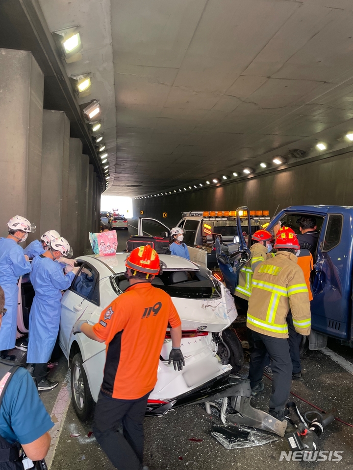 [대구=뉴시스] 이지연 기자 = 8일 오후 2시12분께 대구 북구 신천대로 팔달교 방향 도청교 지하차도에서 3중 추돌사고가 나 경찰과 소방당국이 수습하고 있다. (사진=대구소방안전본부 제공) 2021.09.08. photo@newsis.com