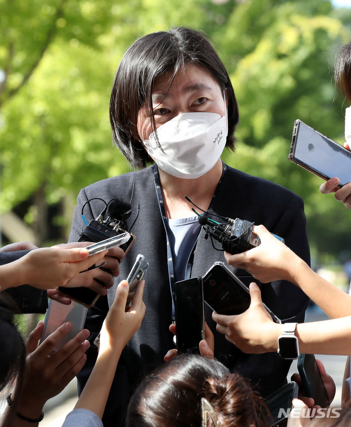 [과천=뉴시스] 고범준 기자 = 임은정 법무부 감찰담당관이 한명숙 전 국무총리 모해위증교사 사건 수사방해 의혹과 관련해 8일 오전 경기도 정부과천청사 고위공직자범죄수사처(공수처)에 참고인 신분으로 출석하기 전 취재진 질문에 답변하고 있다. 2021.09.08. bjko@newsis.com