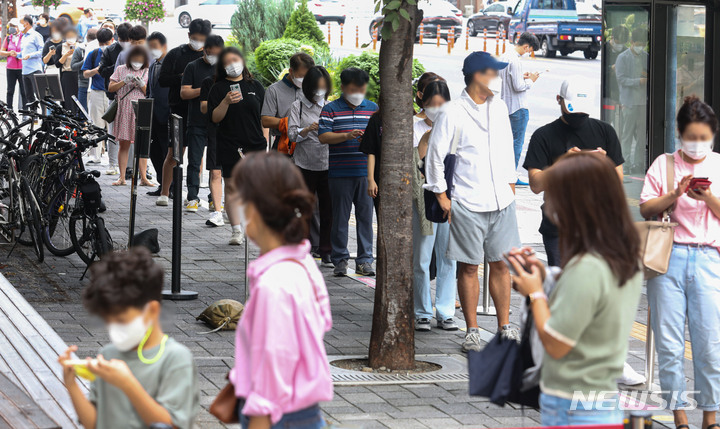 [서울=뉴시스] 권창회 기자 = 코로나19 신규 확진자가 2,050명으로 집계된 8일 오전 서울 송파구 보건소 선별진료소에서 시민들이 검사를 받기 위해 대기하고 있다. 2021.09.08. kch0523@newsis.com