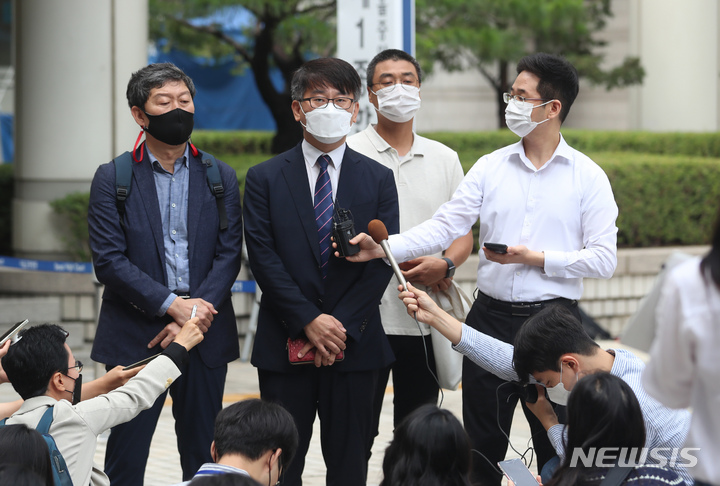 [서울=뉴시스] 고승민 기자 = 일본 강제징용 피해자의 자녀들이 일본 기업을 상대로 손해배상 소송을 냈지만 1심 법원이 이를 받아들이지 않았다. 8일 서울중앙지법 민사25단독 박성인 부장판사는 강제징용 피해자 자녀 A씨 등 4명이 일본제철을 상대로 낸 손해배상 청구 소송에서 원고 패소 판결했다. 사진은 판결 후 원고대리인 전범진(왼쪽 두번째) 변호사와 김영환(왼쪽) 민족문제연구소 대외협력실장이 취재진에 입장을 밝히는 모습. 2021.09.08. kkssmm99@newsis.com