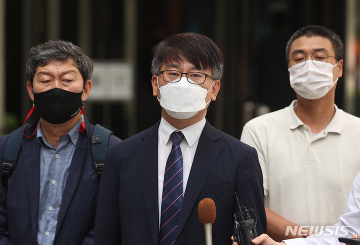 [서울=뉴시스] 고승민 기자 = 일본 강제징용 피해자의 자녀들이 일본 기업을 상대로 손해배상 소송을 냈지만 지난해 9월8일 1심 법원이 이를 받아들이지 않았다. 당시 서울중앙지법 민사25단독 박성인 부장판사는 강제징용 피해자 자녀 A씨 등 4명이 일본제철을 상대로 낸 손해배상 청구 소송에서 원고 패소 판결했다. 사진은 판결 후 원고대리인 전범진 변호사와 김영환 민족문제연구소 대외협력실장이 취재진에 입장을 밝히는 모습. 2021.09.08. kkssmm99@newsis.com